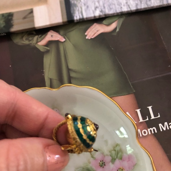 Faberge Half egg with rabbit sitting in it. Gold plated silver, green with 3 sto - Picture 5 of 6